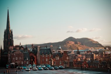 Binalar ve İskoçya'nın Edinburgh Castle dağlardan