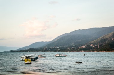 Tekneler ve dağlar San Paulo güzel Adası (Ilhabela) 