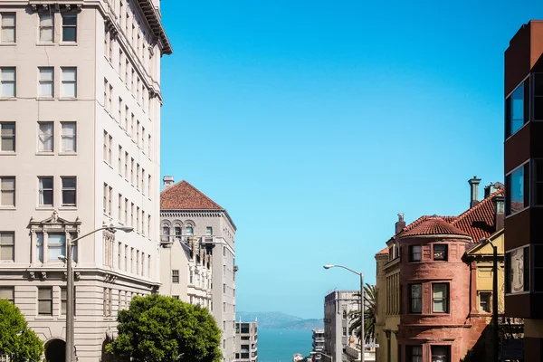 建物と、サンフランシスコ、カリフォルニア州で海の景色 — ストック写真