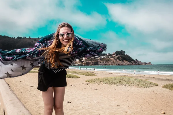 Mooi meisje, wandelen aan het strand in Californië — Stockfoto