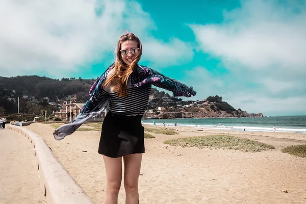 Söt flicka gå framför stranden i Kalifornien — Stockfoto