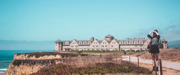 Dziewczyna przed Ritz Carlton w Half Moon Bay w Kalifornii — Zdjęcie stockowe