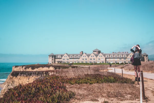 Girl in front of Ritz Carlton in Half Moon Bay in California — Stock Photo, Image