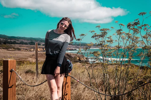 Mädchen und Meerblick von der kalifornischen Küste, Vereinigte Staaten — Stockfoto