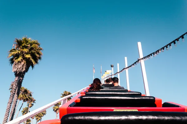 过山车在圣克鲁斯浮桥，加利福尼亚州美国 — 图库照片