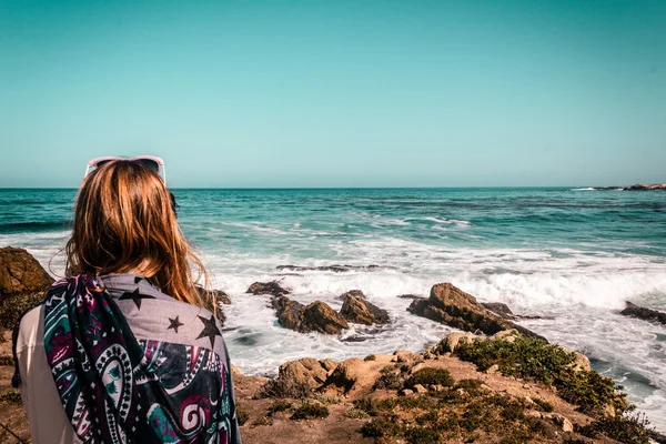 Menina estrelando no mar na costa da Califórnia — Fotografia de Stock