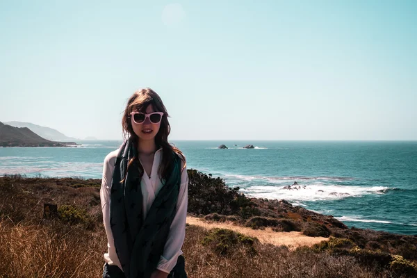 Dívka a Oceanview od pobřeží Kalifornie, Spojené státy americké — Stock fotografie