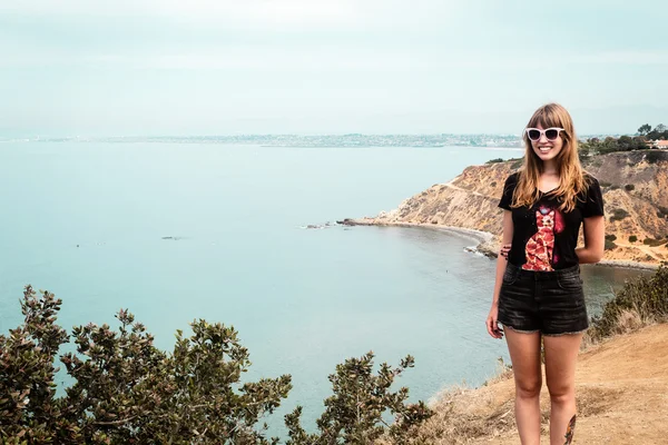 Meisje en Oceanview uit California Coast, Verenigde Staten — Stockfoto