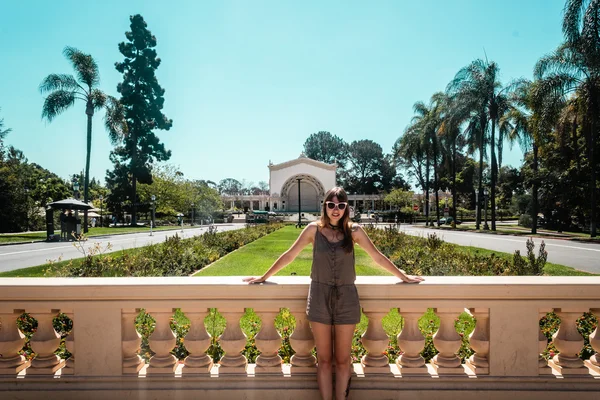 Flicka på Balboa Park i San Diego — Stockfoto