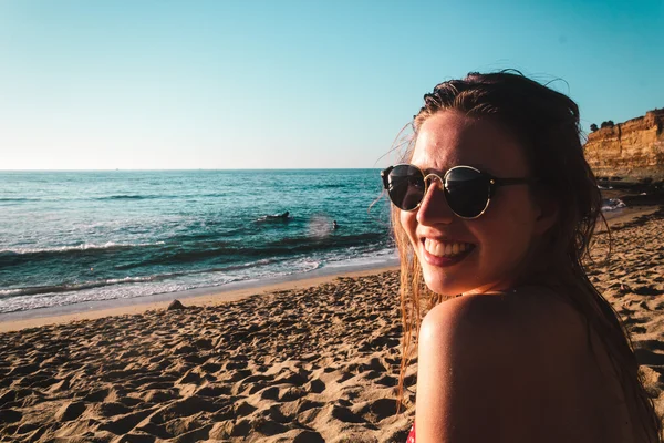 Menina elegante na praia na Califórnia — Fotografia de Stock