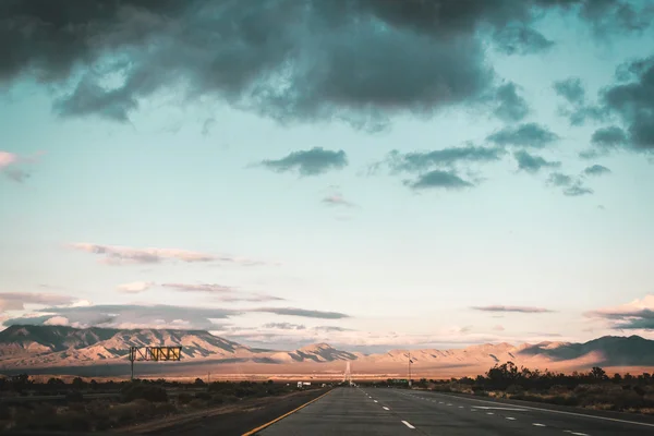 カリフォルニア州のルート 66 の近くのモハーベ砂漠 — ストック写真