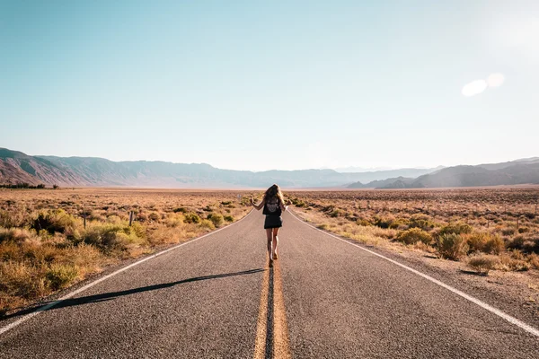 Route 66 ortasında kız