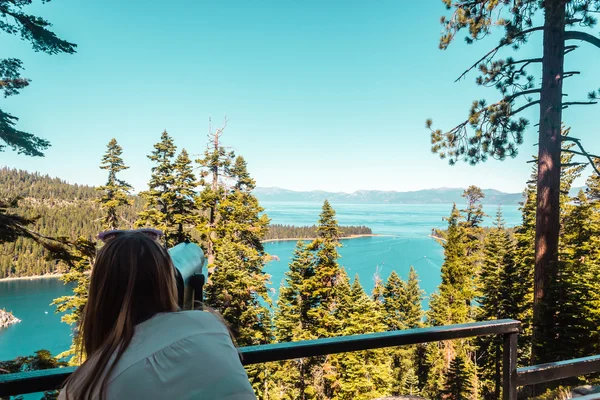 Menina no Emerald Bay Vista Point, Lago Tahoe — Fotografia de Stock