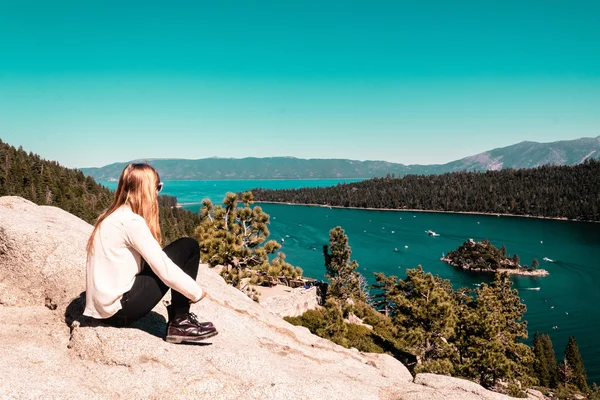 Meisje in de buurt van Lake Tahoe, Californië — Stockfoto