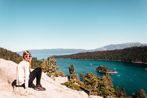 Chica cerca de Lake Tahoe, California — Foto de Stock