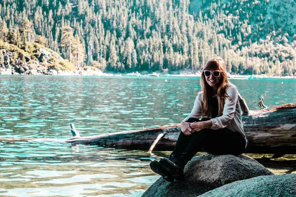 Meisje in de buurt van Lake Tahoe, Californië — Stockfoto