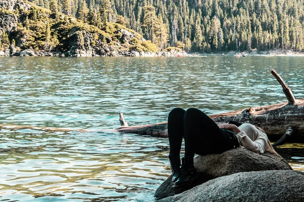 Menina perto de Lake Tahoe, Califórnia — Fotografia de Stock