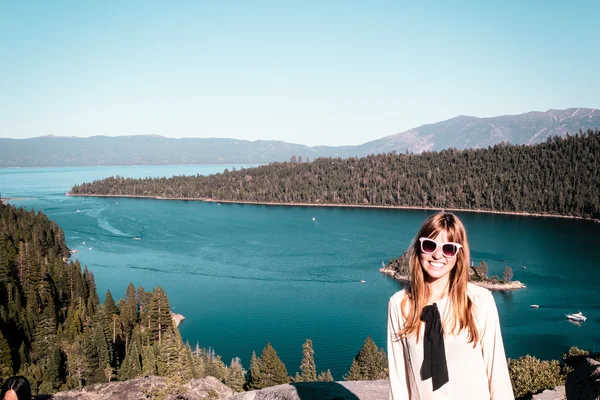 Chica cerca de Lake Tahoe, California — Foto de Stock