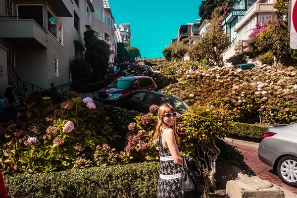 Flicka framför Lombard Street i San Francisco, Kalifornien — Stockfoto