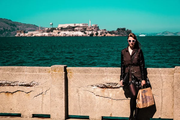 Meisje voor Alcatraz-gevangenis in San Francisco, Californië — Stockfoto