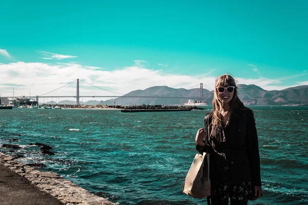 Meisje in voor de Golden Gate Bridge in San Francisco, Califor — Stockfoto