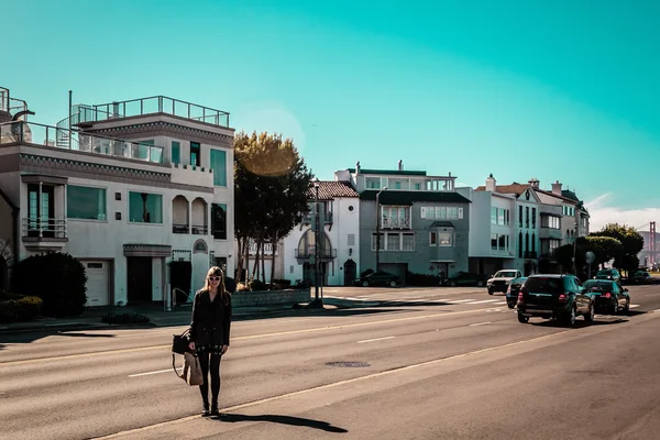 Ragazza davanti alle case di San Francisco — Foto Stock