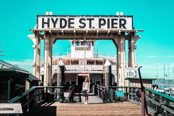 Kızın önünde Hyde St Pier San Francisco, California — Stok fotoğraf