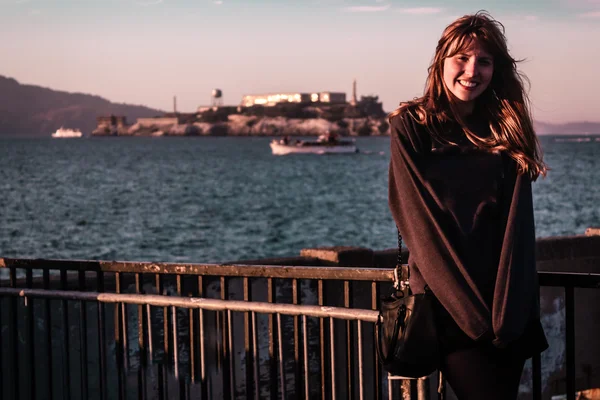 Chica en frente de la prisión de Alcatraz en San Francisco, California — Foto de Stock