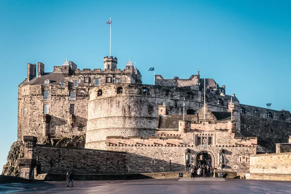 Elülső kilátás nyílik a skóciai Edinburgh-i vár — Stock Fotó