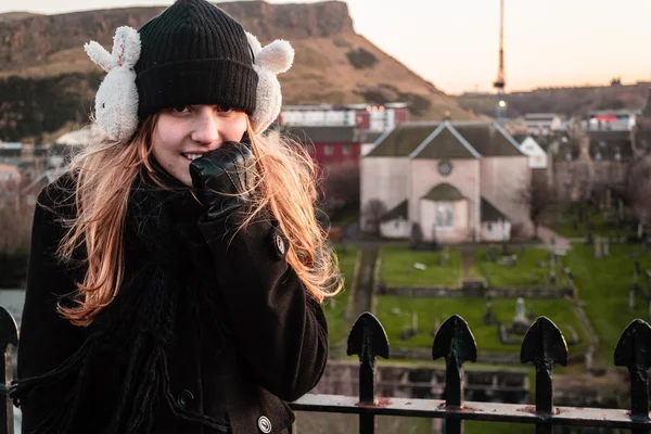 Schattig meisje met koud in Edinburgh, Schotland — Stockfoto