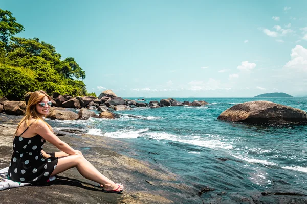 Menina em uma praia de rock em Beautiful Island (Ilhabela), Brasil — Fotografia de Stock