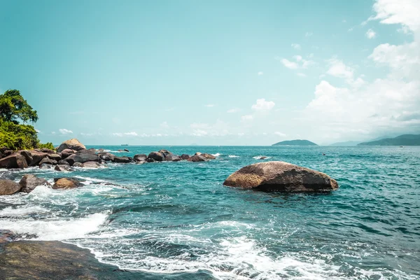 Кам'янистий пляж в прекрасному острові (острові Ilhabela) в Сан-Паулу (Сан-Паулу), Бразилія (Brasil) — стокове фото