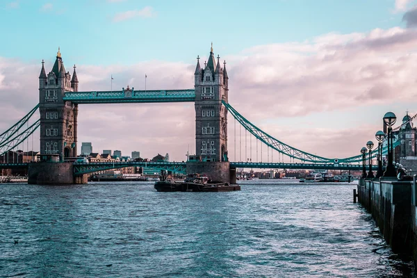 London Tower Bridge, tempo soleggiato, Inghilterra — Foto Stock