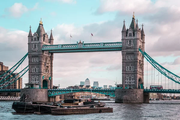 London Tower Bridge, tempo ensolarado, Inglaterra — Fotografia de Stock