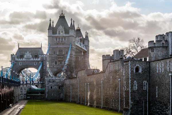 Puente Torre de Londres, tiempo soleado, Inglaterra — Foto de Stock