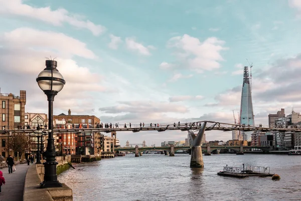 Buildings near Millennium Bridge in London, England — Stock Photo, Image