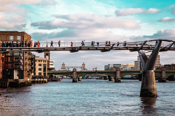 Millennium Bridge en Londres, Inglaterra — Foto de Stock