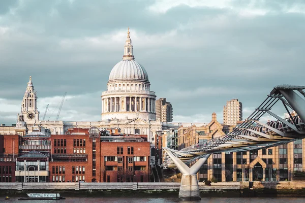 Edificios cerca de Millennium Bridge en Londres, Inglaterra — Foto de Stock