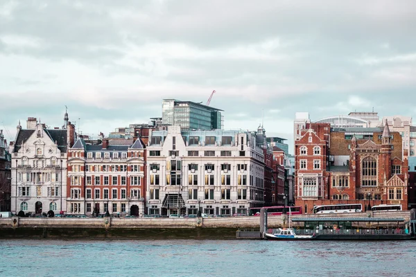 Edifícios perto de Millennium Bridge em Londres, Inglaterra — Fotografia de Stock