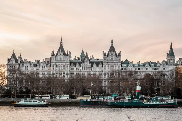 Gebouwen in de buurt van Millenium Bridge in Londen, Engeland — Stockfoto