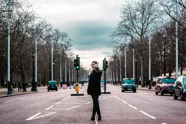 Flicka i London gator — Stockfoto