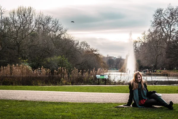 Flicka sittinf på park — Stockfoto