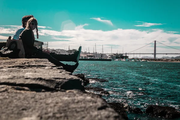 Пара перед мостом Золотые Ворота в Сан-Франциско, штат Калифорния — стоковое фото