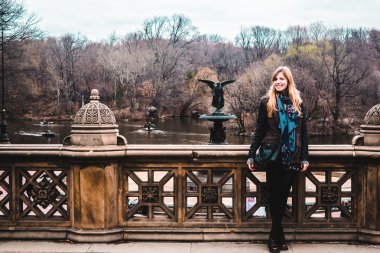 GIR önünde ot Bethesda Gountain Manhattan Merkez Park'ta