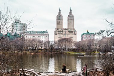 Kızın ağaçları, nehir ve Manh Central Park'ta binalara yakın