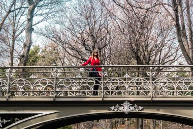 Manhattan, New York'taki CI Central Park'ta bir köprüyü geçtikten kız