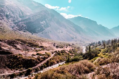 Dağlar ve tepeler Santiago, Şili'deki Andes dağlarının