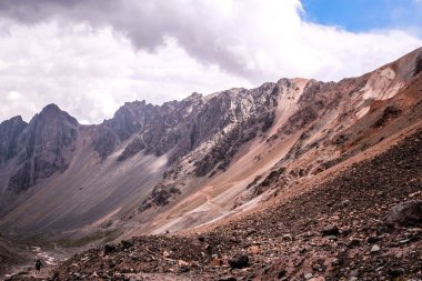 Dağlar ve tepeler Santiago, Şili'deki Andes dağlarının