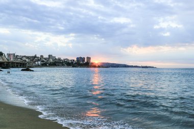 Pasifik Okyanusu bir Beach deki Valparaiso, Santiago, Chile