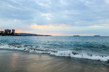 Pasifik Okyanusu bir Beach deki Valparaiso, Santiago, Chile